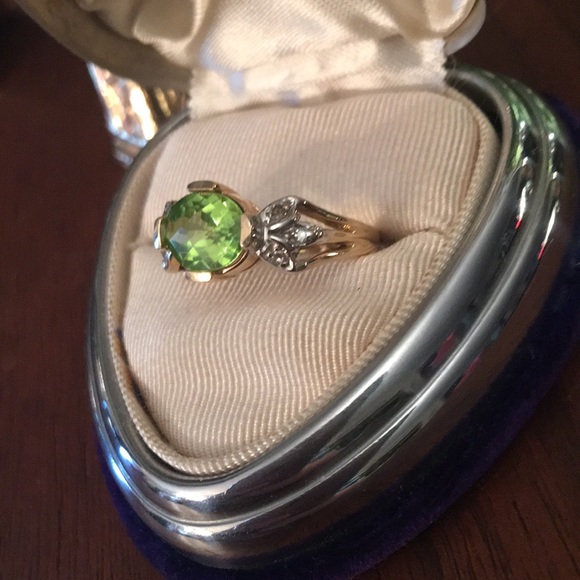 10k Gold diamond & Peridot ring w/appraisal - Picture 7 of 12